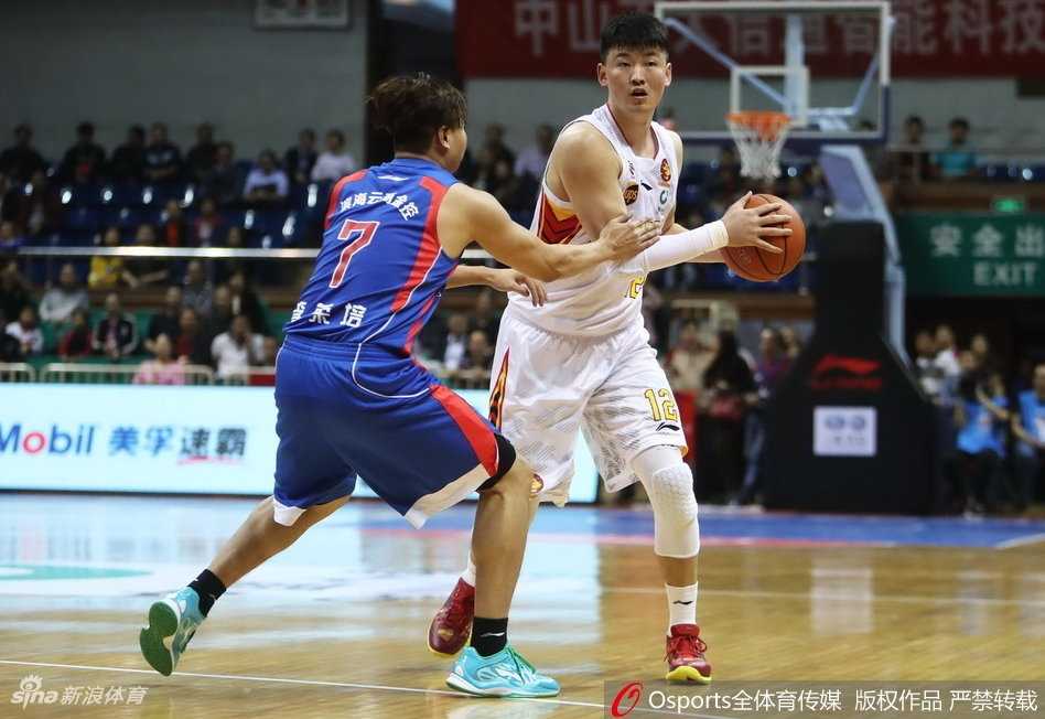 内线悍将萨林杰顶着防守强硬上篮，展现无与伦比的核心力量