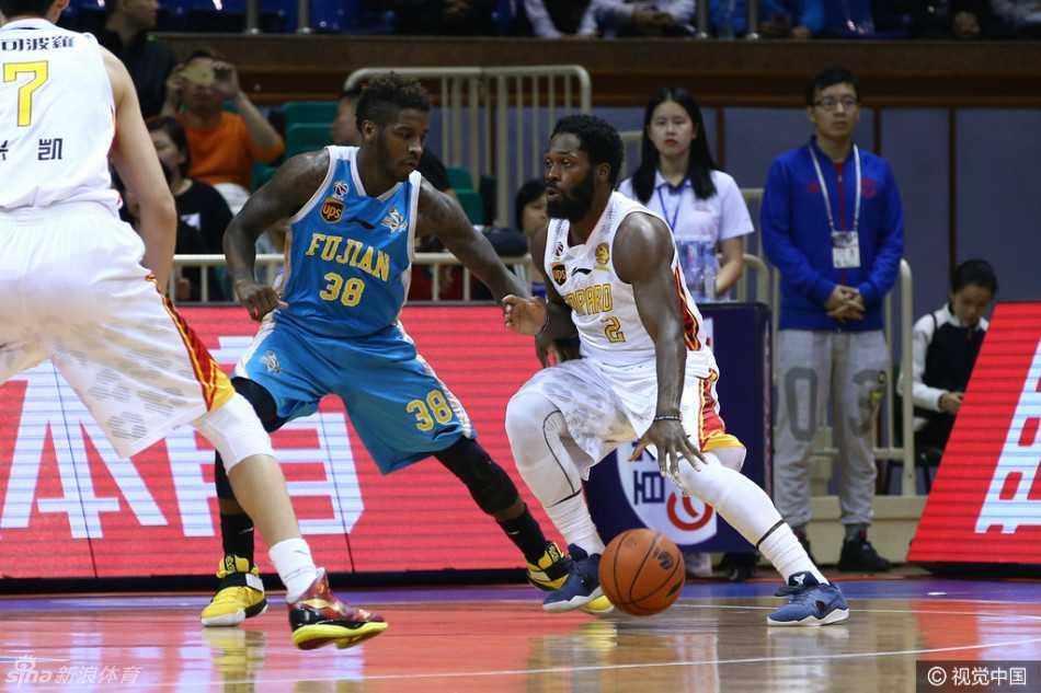 深圳外援兰佩与队友完成精妙挡拆后顺下接球，无视福建防守队员的封盖，用柔和的手感完成抛投。