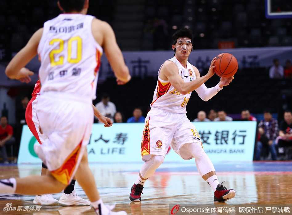 终场哨响，深圳球员们紧紧拥抱在一起，顾全被队友围在中间，脸上洋溢着胜利的喜悦，这一刻他们距离八强只差一步之遥。