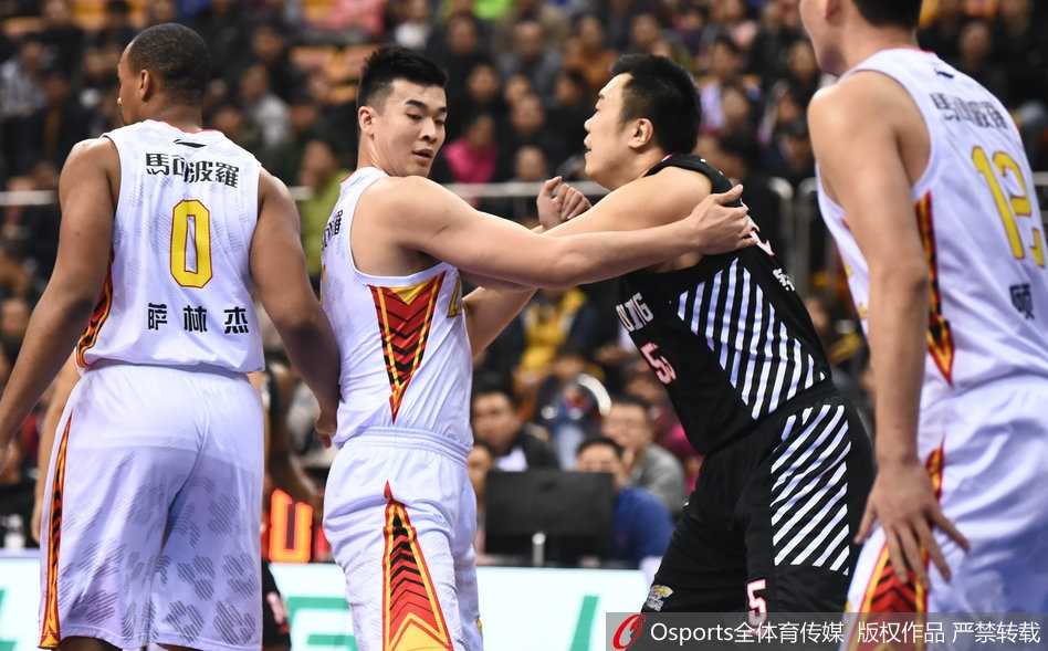 深圳队内线支柱萨林杰在辽宁队多人围堵下，依然凭借强壮的身体奋力摘下前场篮板，他的强硬是球队获胜的基石。