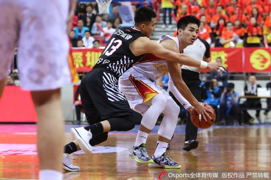 李慕豪在对手头上完成精彩的双手补扣，那一刻，他的身体完全舒展，仿佛要挣脱地心引力，成为全场瞩目的焦点。