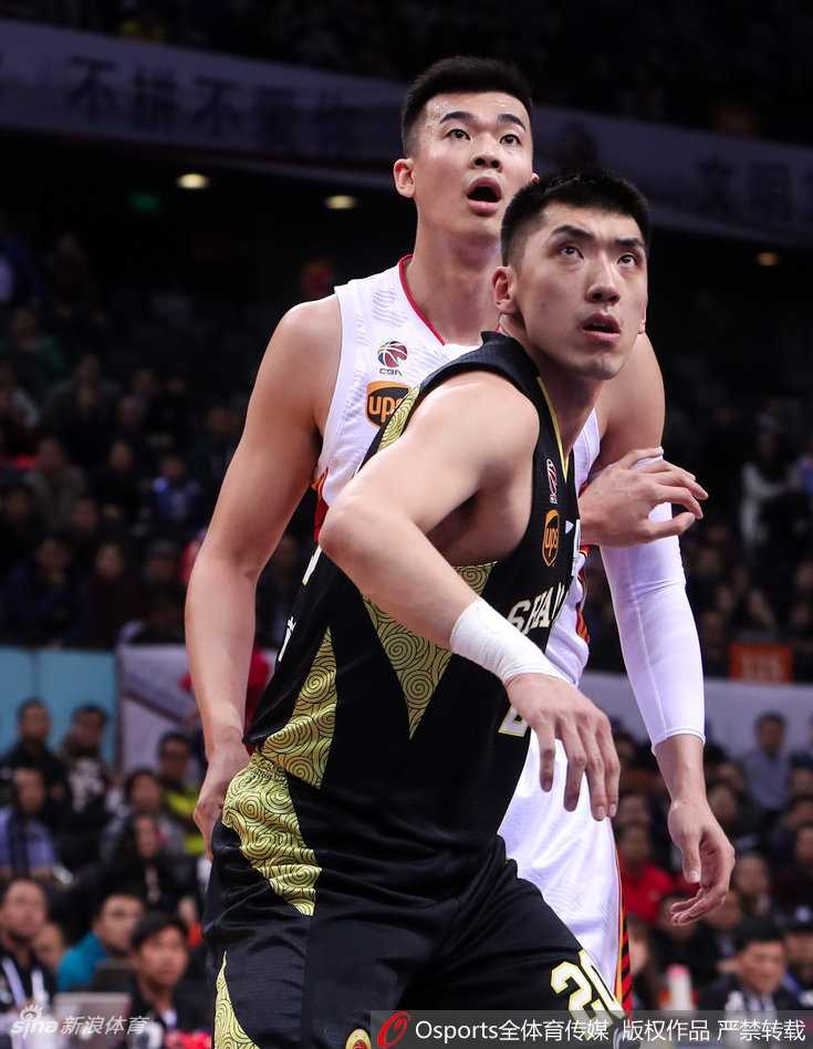 李慕豪高高跃起，犹如大鹏展翅完成空接暴扣，双手挂框，震得篮架都在颤抖。