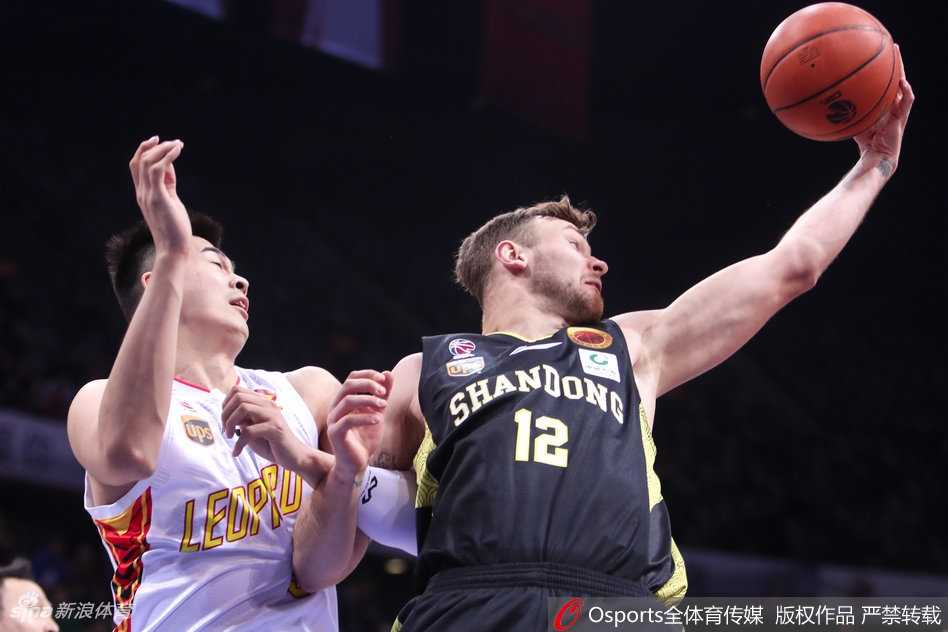 顾全侧翼持球面对防守，手腕轻抖，篮球划出一道彩虹，精准钻入网窝，瞬间点燃替补席的激情。