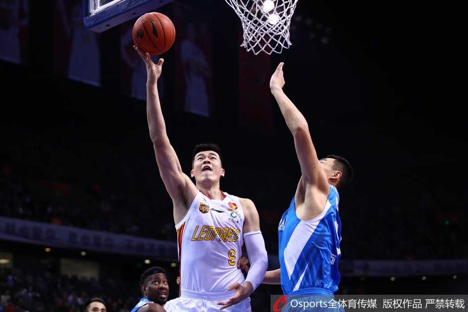 顾全、萨林杰等深圳队友在暂停期间激情击掌，替补席气氛热烈，信心十足