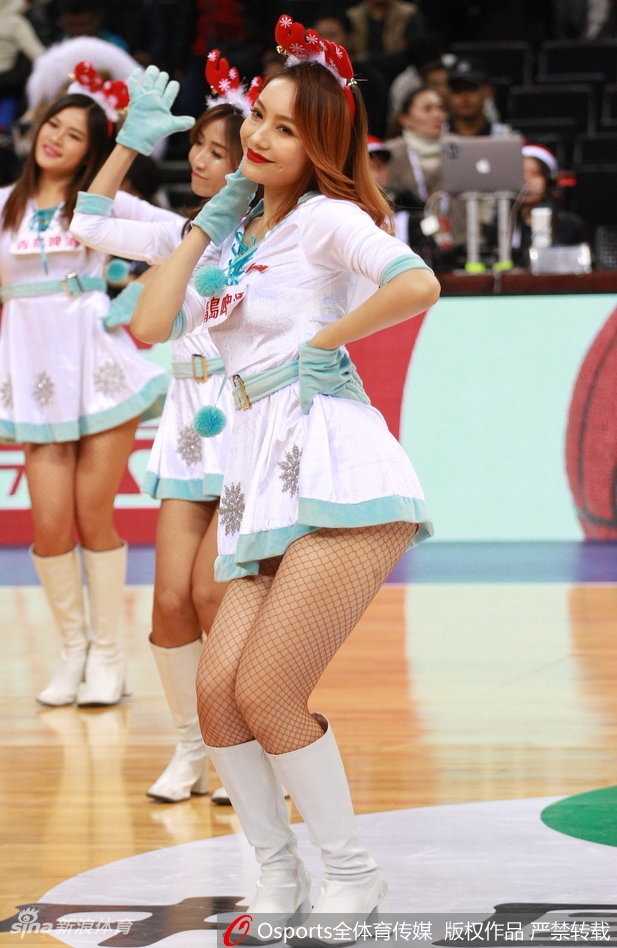 特写镜头下，一位深圳拉拉队员眼神明亮有神，网袜与短裙的搭配尽显娇俏可人气质