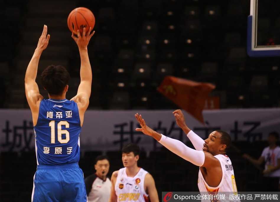 深圳外援萨林杰在江苏队员的夹防中依然强硬上篮，眼神里充满了对胜利的渴望
