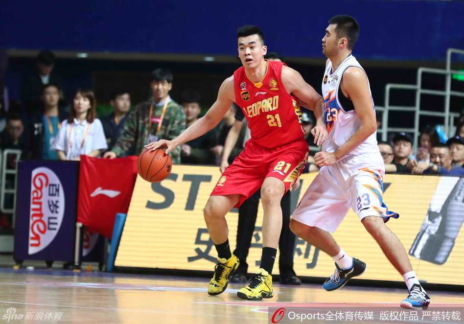 上海队核心弗雷戴特在对手严密的围堵下依旧冷静出手，篮球划过指尖，仿佛带着必胜的信念飞向篮筐。