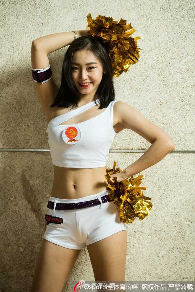 宋粤穿着黑色长靴搭配热裤，大秀修长美腿，在灯光下显得星味十足，气场强大