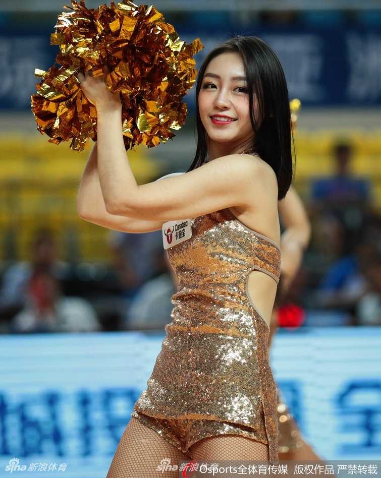 宋粤在比赛间隙与队友互动，侧颜精致如画，专注的眼神中透露出对舞台的无限热爱