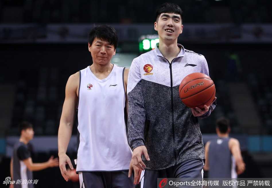 离场前，萨林杰向看台上的球迷搞怪致意，他的搞怪天赋为紧张的赛前备战增添了一抹亮色。