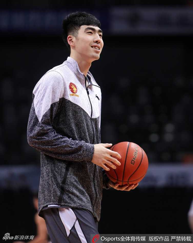 搞怪失败的萨林杰坐在地板上，自己也被逗得前仰后合，硕大的身躯配上孩童般的笑容，成为训练场最暖心的画面。