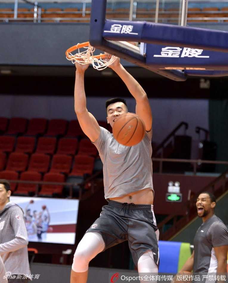 深圳烈豹蓄力第八战,猛兽萨林杰舞步轻盈藏杀机 结束训练后,萨林杰在场边拉伸,粗壮的腿筋像绷紧的弓弦,旁边的水瓶反射着球馆耀眼的灯光