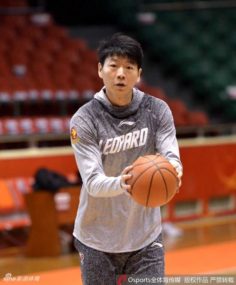 深圳烈豹蓄力第八战,猛兽萨林杰舞步轻盈藏杀机 面对防守球员的长臂干扰,萨林杰在对抗中高高跃起,粗壮的手臂仿佛铁塔一般将篮球稳稳送入篮筐