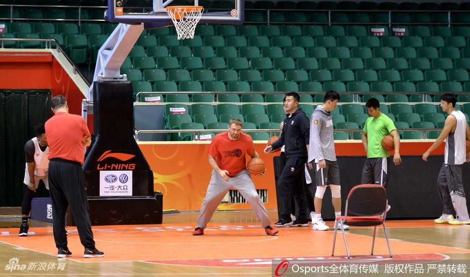 深圳烈豹蓄力第八战,猛兽萨林杰舞步轻盈藏杀机 汗水顺着萨林杰的络腮胡子滴落在地板上,他双手撑膝大口喘气,眼神却依然死死盯着篮筐,仿佛在思考下一次进攻的路线