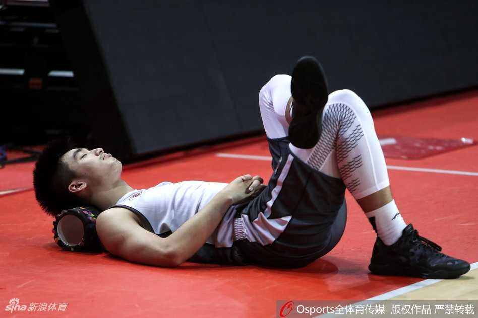 内线大将李慕豪在训练中上演单手劈扣，展现出了极佳的竞技状态和强烈的攻击欲望。