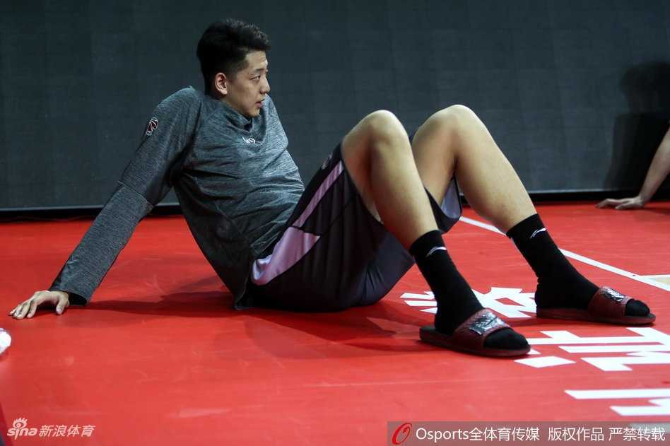 后卫于德豪在对抗训练中奋力贴防对手，强悍的防守正是他在场上撕咬对手、带动球队反击的标签。