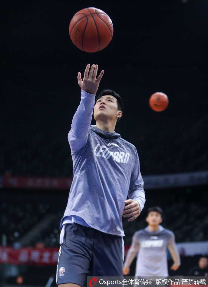 李慕豪高高跃起单手劈扣，他的手臂肌肉线条在发力时清晰可见，整个人的气势如虹，展现了内线猛兽的一面。