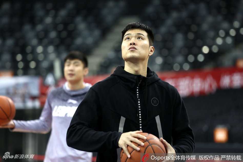 年轻后卫于德豪在快速运球推进中，他表情严肃，一边观察着场上的局势，一边大声呼喊着队友的跑位，试图用速度撕开对手的防线。