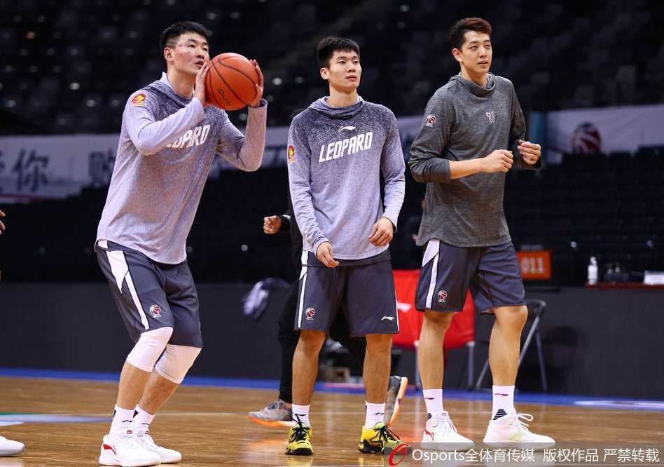 核心球员在训练馆中目光如炬，拉伸筋骨准备大干一场