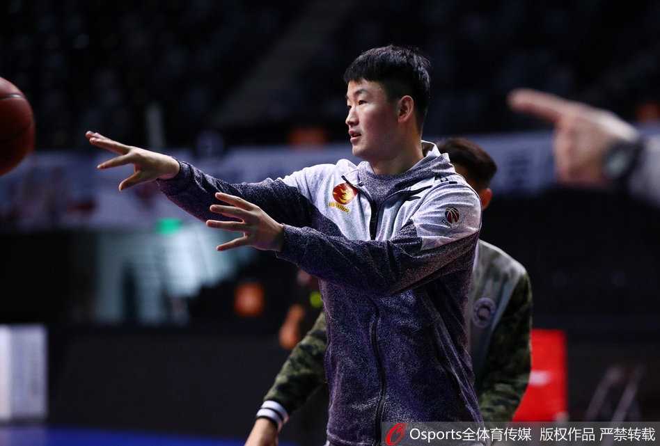 萨林杰在篮下强打，肌肉线条分明展示出强大统治力