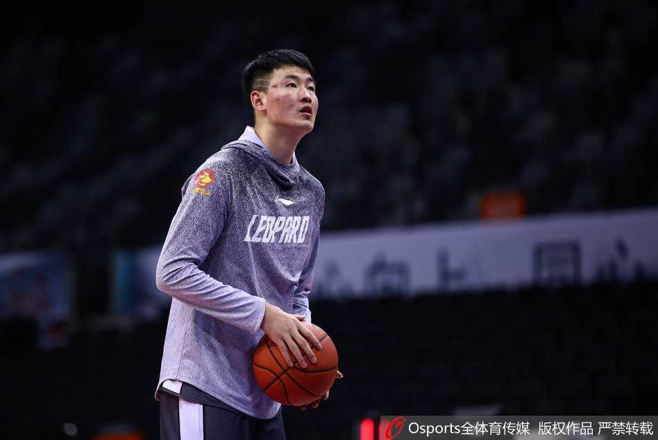 队员们围成一圈相互加油打气，团队氛围十分热烈