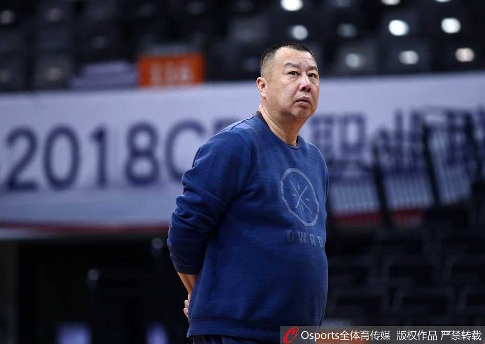 训练结束后球员加练拉伸，汗水折射出拼搏的光芒