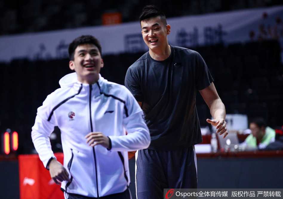 朗福德专注跳投，篮球划过空中留下一道完美弧线