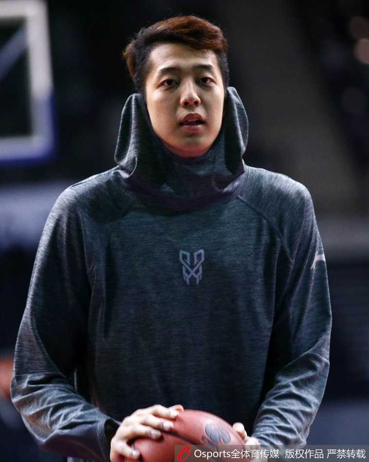 李慕豪与助教配合训练，眼神坚定守护禁区荣耀