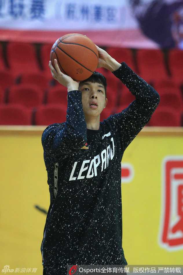 何忠勉的投篮姿势极为标准，在炎热的训练馆中，他一次次跃起出手，用精准的射术打磨着这支球队的外线火枪。