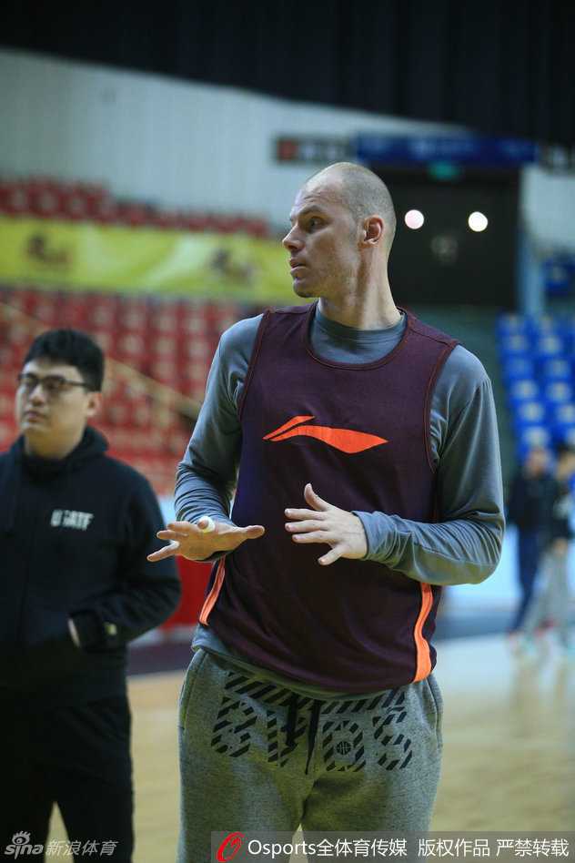 球队领袖张凯在训练中以身作则，用稳定的中投为年轻球员树立榜样，丝毫看不出这是位在联盟征战了十几个赛季的老将。