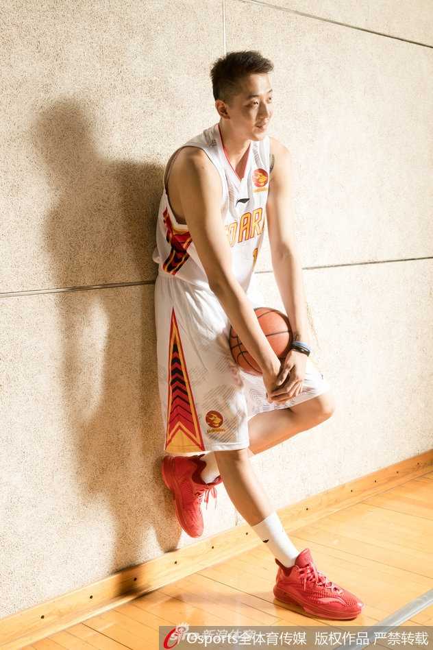 沈梓捷与白昊天这对“大小活宝”在镜头前默契搞怪，一个瞪眼一个撇嘴，完美诠释了什么叫兄弟同心。