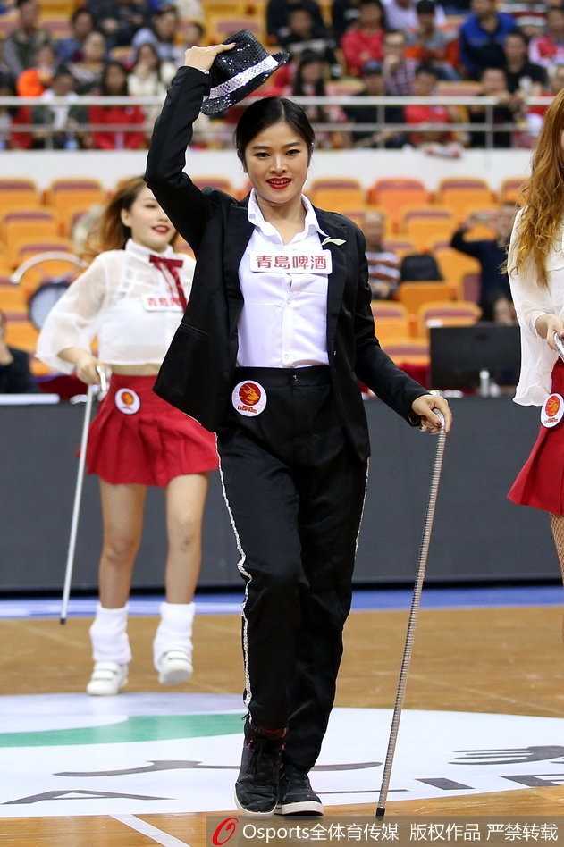 深圳篮球宝贝俏皮变装,加时赛热舞燃爆主场 一位篮球宝贝单手叉腰,回眸瞬间展现出青春洋溢的自信与活力,裙摆随动作轻盈飘起