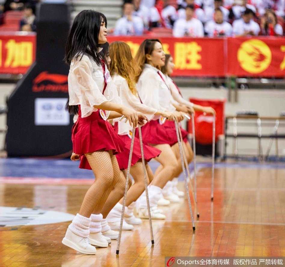 深圳篮球宝贝俏皮变装,加时赛热舞燃爆主场 全队篮球宝贝赛后合影,大家手拿花束,对着镜头比出爱心手势,记录下这个美好的主场之夜