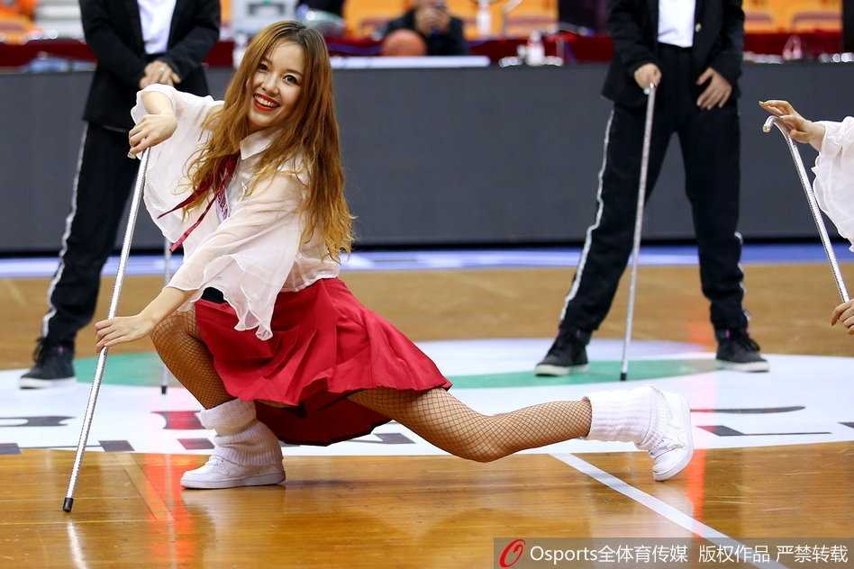 深圳篮球宝贝俏皮变装,加时赛热舞燃爆主场 表演结束后,几名篮球宝贝围在一起互相击掌庆祝,脸上洋溢着完成精彩演出后的满足感