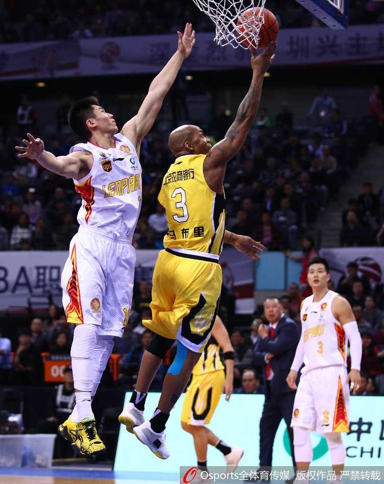 深穗战役全面开花,主场大捷送别老马 深圳队首发五虎神情坚毅地围成一圈,彼此鼓劲,仿佛一团燃烧的烈焰,誓要在主场点燃胜利的曙光。