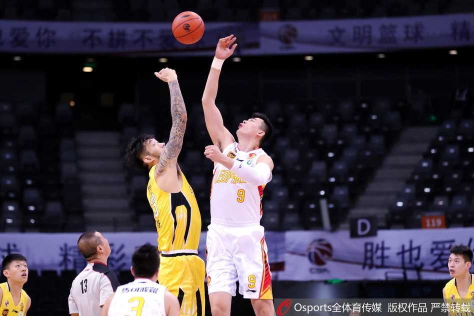 深穗战役全面开花,主场大捷送别老马 北控外援兰多夫在内线强硬背打,肌肉碰撞的瞬间仿佛能听到战鼓擂动,他用标志性的转身跳投为球队艰难取分。