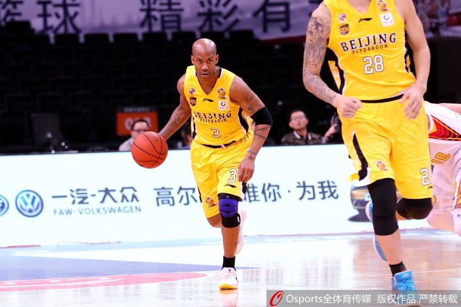 深穗战役全面开花,主场大捷送别老马 比赛结束后,硝烟散去,昔日队友们紧紧相拥,眼神中充满关切与鼓励,这一刻,胜负已不再重要,唯有兄弟情深似海。