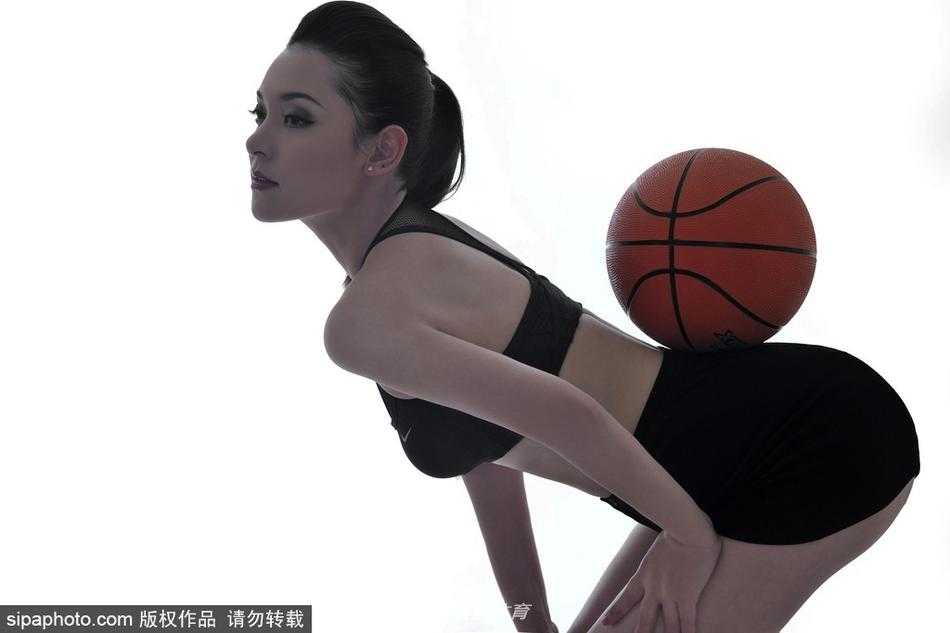 混血女主播杨不悔化身篮球宝贝,热舞助威点燃赛场激情 杨不悔倚靠在球场边的广告牌上,修长的双腿在灯光下格外引人注目,她双手轻轻撑在身后,姿态慵懒却散发着健康阳光的性感魅力。