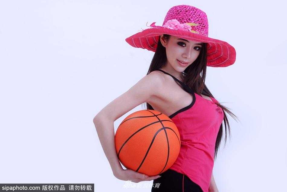 混血篮球宝贝袁颖芬动感写真绽放青春活力 袁颖芬将篮球高高举过头顶,身体曲线如拉满的弓,眼神坚毅地望向篮筐,充满进攻性美感