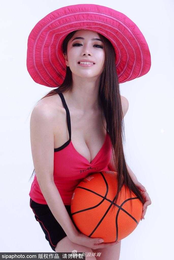 混血篮球宝贝袁颖芬动感写真绽放青春活力 袁颖芬双手抱球置于腰间,站立在球场中央,背景虚化的看台让焦点完全集中在她自信的笑容上