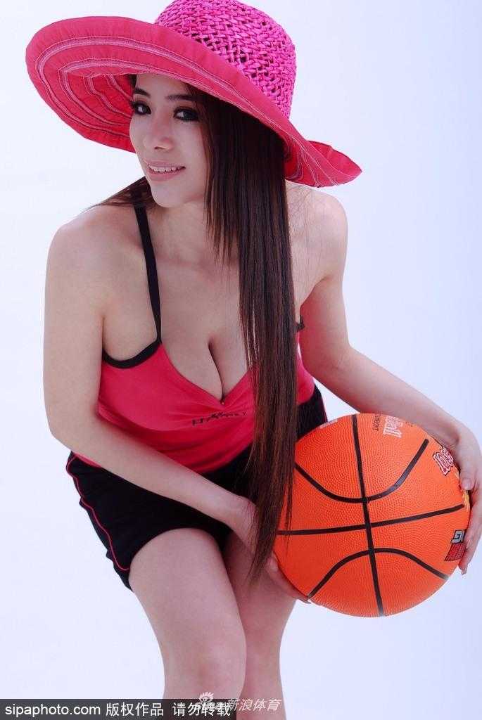 混血篮球宝贝袁颖芬动感写真绽放青春活力 袁颖芬坐在篮球场馆地板上,双腿交叉,双手抱膝,侧脸轮廓精致如雕塑,氛围宁静而美好