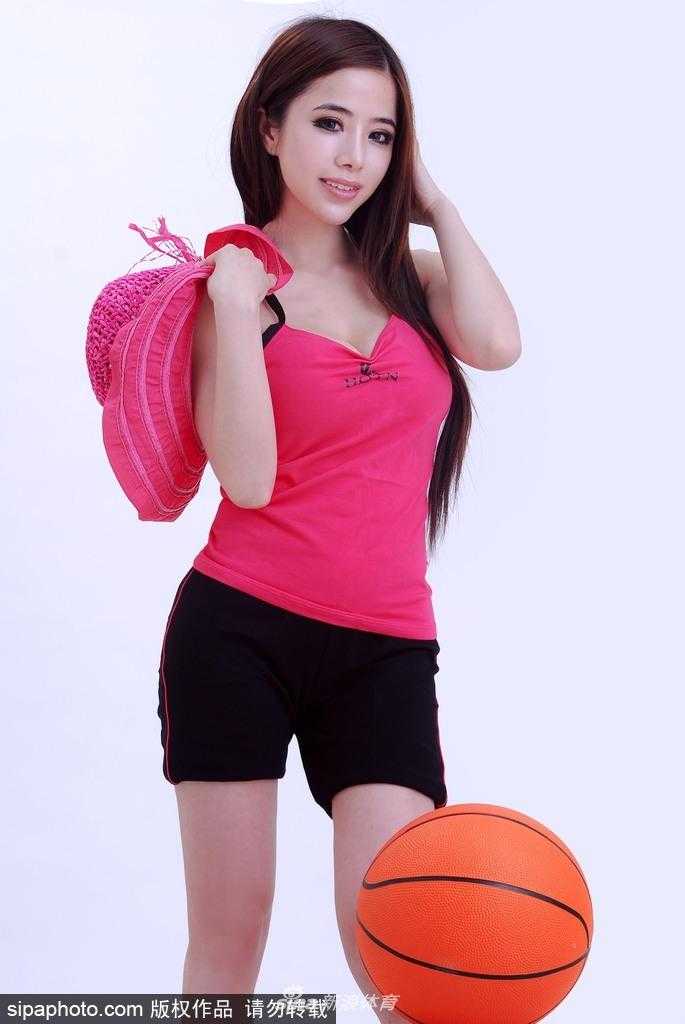 混血篮球宝贝袁颖芬动感写真绽放青春活力 袁颖芬身穿亮色运动套装坐在场边,修长双腿自然舒展,脸上洋溢着明媚自信的微笑