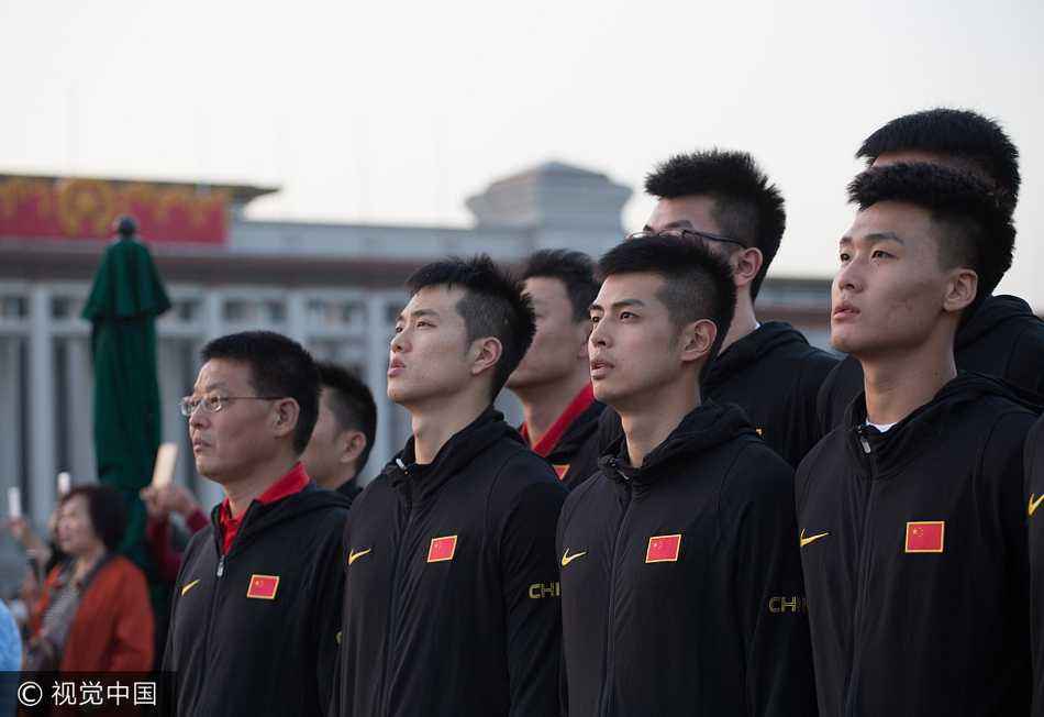清晨天安门广场的庄严一课:中国男篮红队以热血致敬祖国 晨曦微露中,中国男篮红队的小伙子们已经整齐列队于天安门广场,他们高大的身影在黎明前的光线里显得格外挺拔,眼神中满是对即将开始的升旗仪式的期待与庄重。