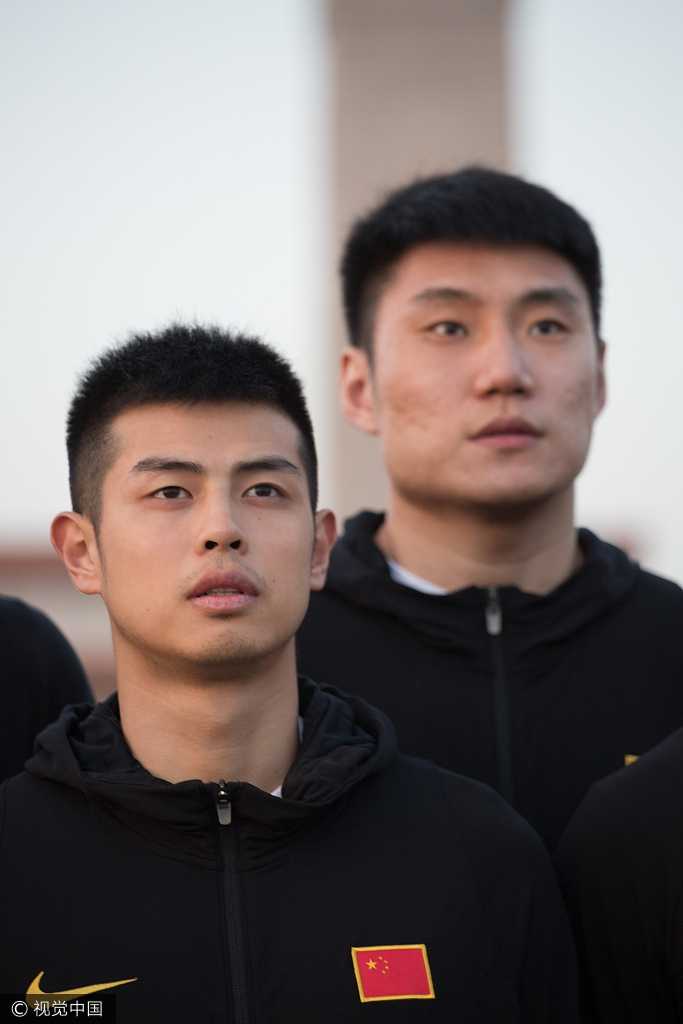清晨天安门广场的庄严一课:中国男篮红队以热血致敬祖国 型男翟晓川与阿不都沙拉木并肩而立,青春洋溢。这两人不仅是球场上的锋线尖刀,更是国家队新一代的颜值担当,此刻他们共同沐浴在清晨的阳光下,脸上洋溢着属于中国男篮年轻一代的自信与朝气。
