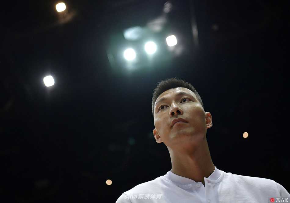 赛后的喧嚣渐渐散去，易建联在场边与一位身穿红色队服的小球员互动，他微微弯腰，认真倾听孩子的话语，身后是仍在整理赛场的志愿者，这一刻的温情超越了比赛胜负本身。