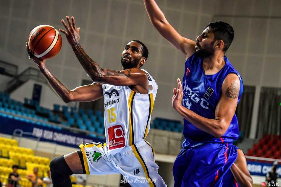在一名阿尔利雅得球员的积极干扰下，印度石油队后卫运球踉跄，出现失误，脸上写满了沮丧与无奈，这场比赛对他们而言无疑是漫长而艰难的一夜。