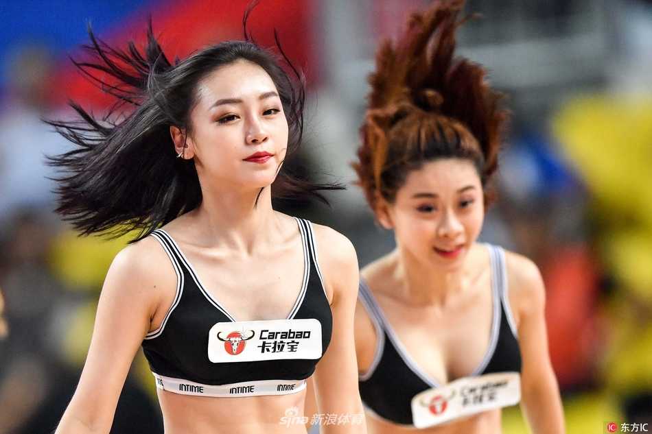 湘中明珠的篮球盛宴:新疆男篮大胜之夜,篮球宝贝热舞点燃郴州赛场 镜头拉近,一位篮球宝贝在暂停间隙奋力跃起,马尾辫在空中划出优美的弧线,脸上洋溢着灿烂自信的笑容,瞬间点燃了看台上观众的手机闪光灯