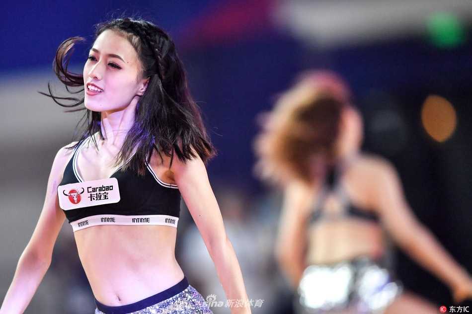 湘中明珠的篮球盛宴:新疆男篮大胜之夜,篮球宝贝热舞点燃郴州赛场 身着统一亮黄色短裙的拉拉队员们排成整齐的队列,在动感的音乐节奏中做出整齐划一的踢腿动作,她们的身影与地板上的倒影交相辉映,构成一幅充满活力的画面