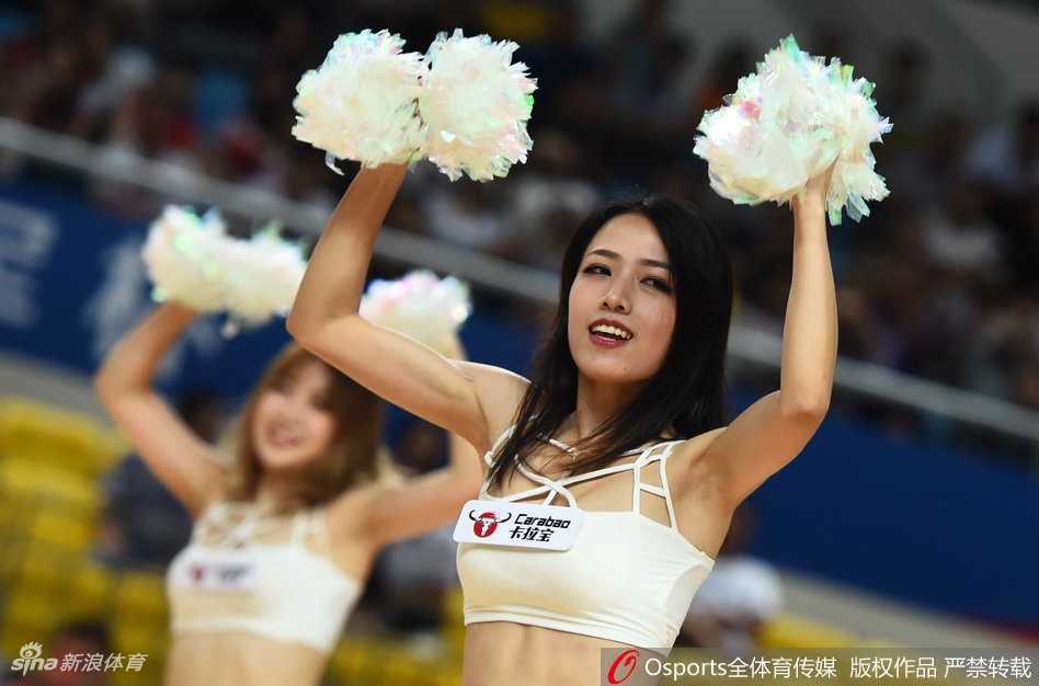 表演中的高难度动作展示，队员们展现出极佳的柔韧性与力量感，她们用身体语言诠释着体育精神之外的另一种力与美。