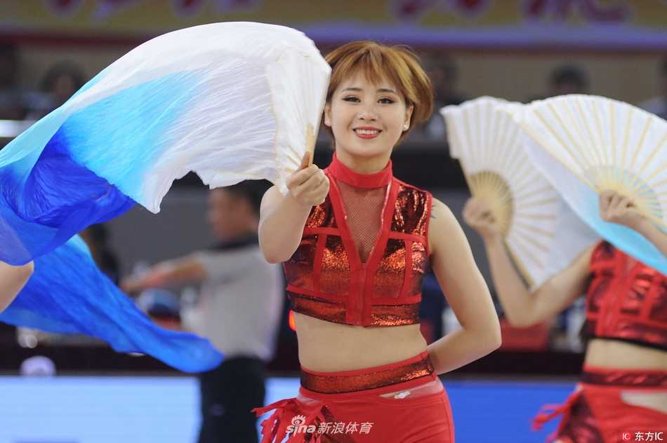 休息间隙，几名啦啦宝贝在场地边回眸一笑，她们灿烂的笑容和靓丽的身影与看台上挥舞的充气棒交相辉映，成为赛场边最温暖的风景线